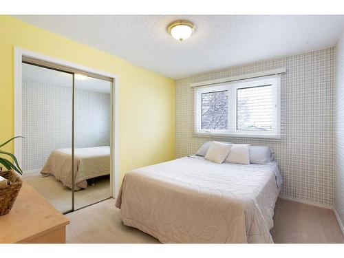 424 Flett Drive Ne, Airdrie, AB - Indoor Photo Showing Bedroom