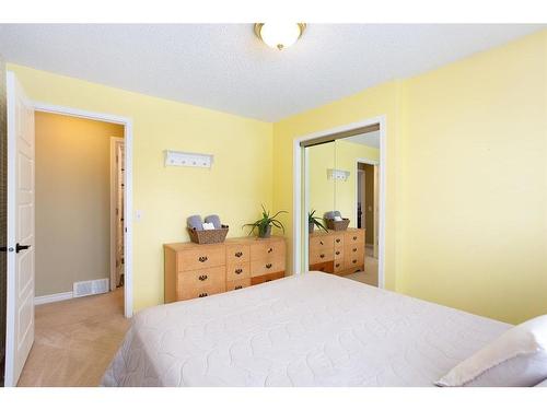 424 Flett Drive Ne, Airdrie, AB - Indoor Photo Showing Bedroom