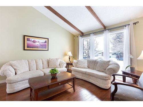 424 Flett Drive Ne, Airdrie, AB - Indoor Photo Showing Living Room