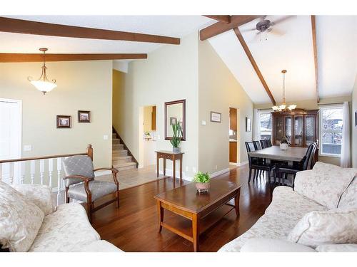 424 Flett Drive Ne, Airdrie, AB - Indoor Photo Showing Living Room