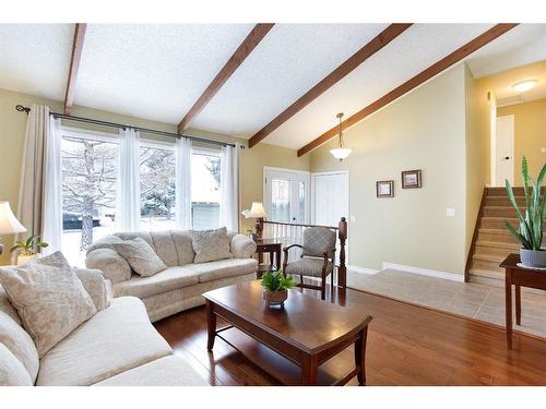 424 Flett Drive Ne, Airdrie, AB - Indoor Photo Showing Living Room