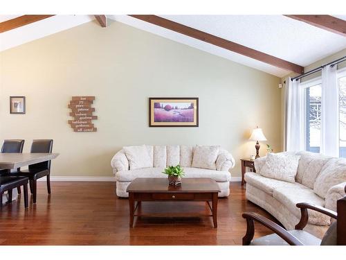 424 Flett Drive Ne, Airdrie, AB - Indoor Photo Showing Living Room