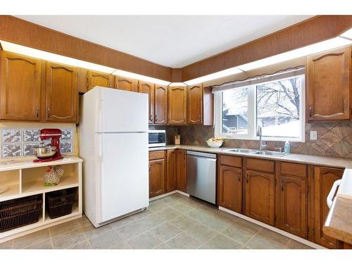 424 Flett Drive Ne, Airdrie, AB - Indoor Photo Showing Kitchen With Double Sink