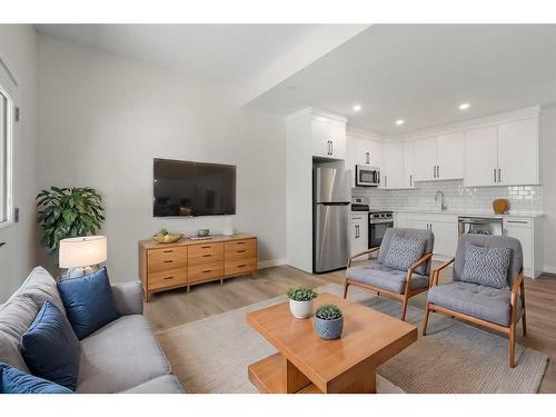 3812 Centre A Street Ne, Calgary, AB - Indoor Photo Showing Living Room