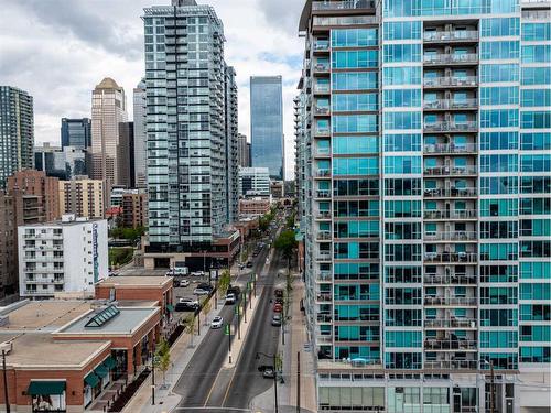 102-1810 16 Street Sw, Calgary, AB - Outdoor With Facade