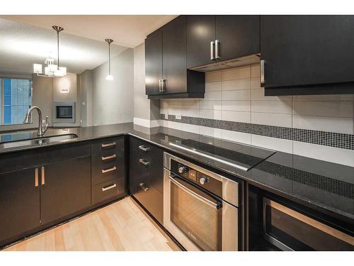 805-888 4 Avenue Sw, Calgary, AB - Indoor Photo Showing Kitchen With Double Sink With Upgraded Kitchen