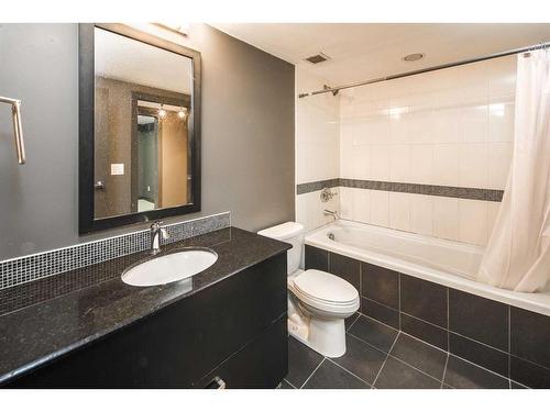 805-888 4 Avenue Sw, Calgary, AB - Indoor Photo Showing Bathroom