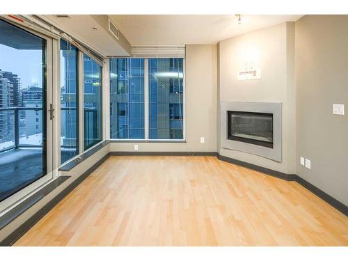 805-888 4 Avenue Sw, Calgary, AB - Indoor With Fireplace