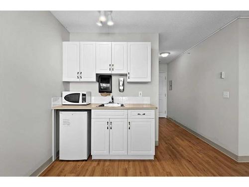 1353-5200 44 Avenue Ne, Calgary, AB - Indoor Photo Showing Kitchen