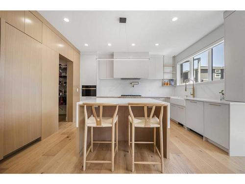 136 Crestridge Terrace Sw, Calgary, AB - Indoor Photo Showing Kitchen