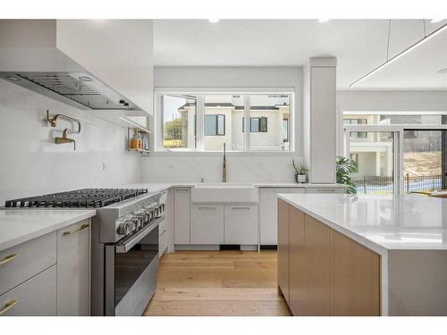 136 Crestridge Terrace Sw, Calgary, AB - Indoor Photo Showing Kitchen With Upgraded Kitchen