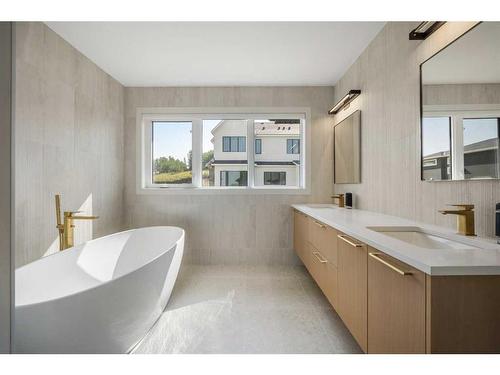 136 Crestridge Terrace Sw, Calgary, AB - Indoor Photo Showing Bathroom