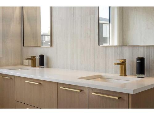 136 Crestridge Terrace Sw, Calgary, AB - Indoor Photo Showing Kitchen