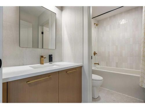 136 Crestridge Terrace Sw, Calgary, AB - Indoor Photo Showing Bathroom