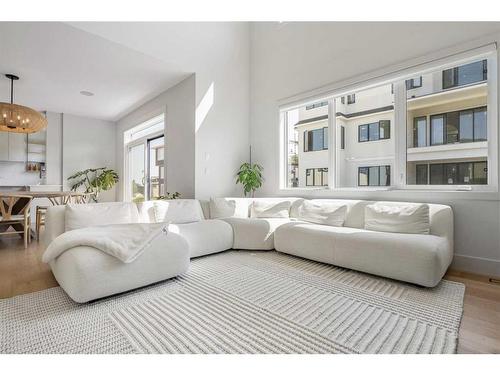 136 Crestridge Terrace Sw, Calgary, AB - Indoor Photo Showing Living Room