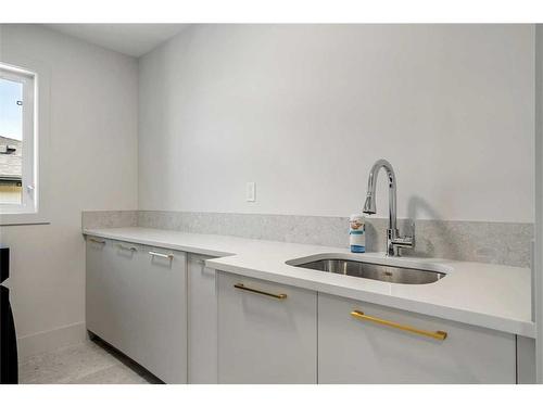 136 Crestridge Terrace Sw, Calgary, AB - Indoor Photo Showing Kitchen