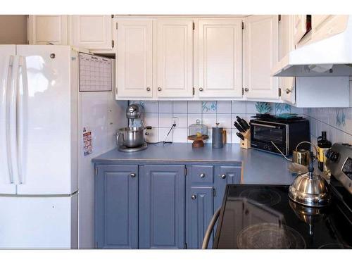 336 3 Avenue Se, High River, AB - Indoor Photo Showing Kitchen