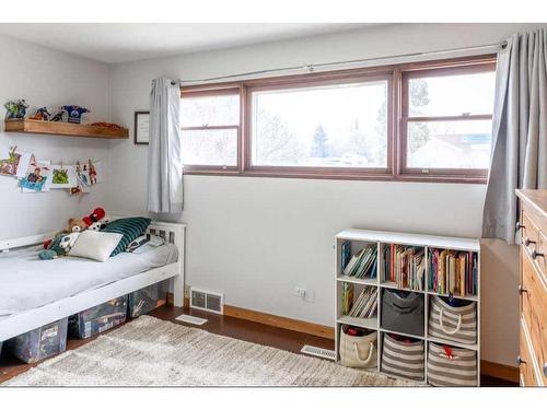 336 3 Avenue Se, High River, AB - Indoor Photo Showing Bedroom