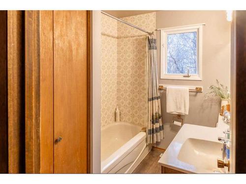 336 3 Avenue Se, High River, AB - Indoor Photo Showing Bathroom