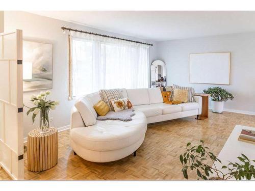 336 3 Avenue Se, High River, AB - Indoor Photo Showing Living Room