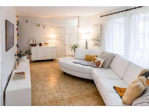 336 3 Avenue Se, High River, AB - Indoor Photo Showing Living Room