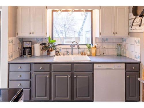 336 3 Avenue Se, High River, AB - Indoor Photo Showing Kitchen