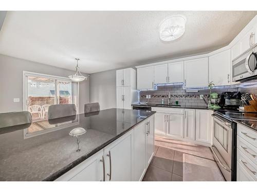 1031 Windhaven Close Sw, Airdrie, AB - Indoor Photo Showing Kitchen With Upgraded Kitchen