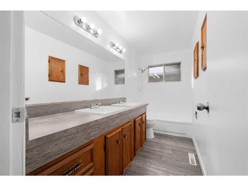 4526 Fordham Crescent Se, Calgary, AB - Indoor Photo Showing Bathroom