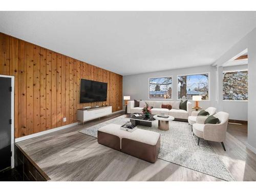 4526 Fordham Crescent Se, Calgary, AB - Indoor Photo Showing Living Room