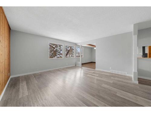 4526 Fordham Crescent Se, Calgary, AB - Indoor Photo Showing Living Room