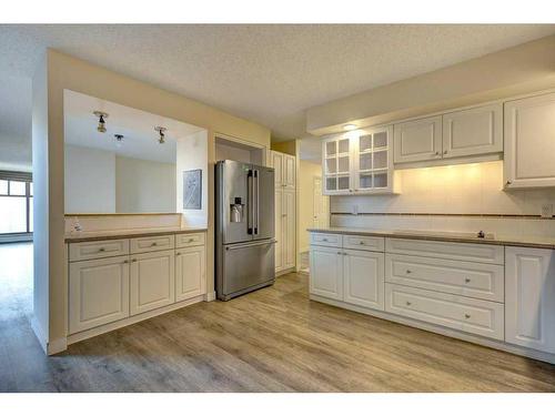 2201-1100 8 Avenue Sw, Calgary, AB - Indoor Photo Showing Kitchen