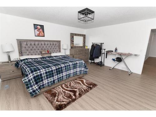 125 South Shore View, Chestermere, AB - Indoor Photo Showing Bedroom