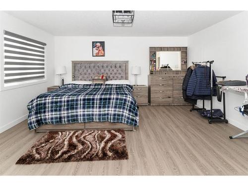 125 South Shore View, Chestermere, AB - Indoor Photo Showing Bedroom