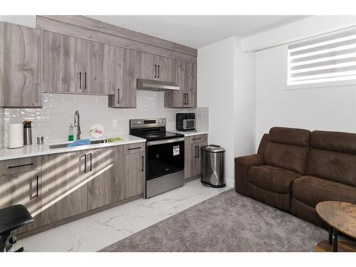 125 South Shore View, Chestermere, AB - Indoor Photo Showing Kitchen