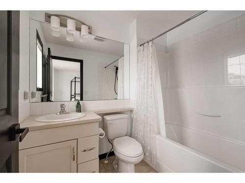 224 Cranberry Park Se, Calgary, AB - Indoor Photo Showing Bathroom