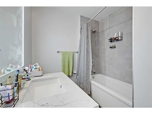 312-4303 1 Street Ne, Calgary, AB - Indoor Photo Showing Bathroom