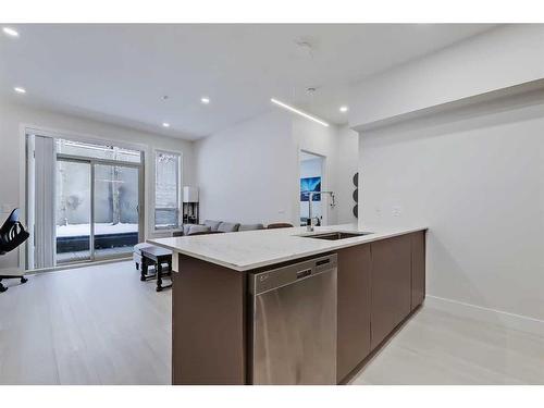 312-4303 1 Street Ne, Calgary, AB - Indoor Photo Showing Kitchen