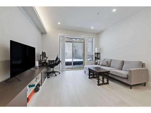 312-4303 1 Street Ne, Calgary, AB - Indoor Photo Showing Living Room