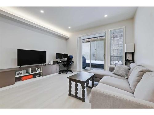 312-4303 1 Street Ne, Calgary, AB - Indoor Photo Showing Living Room