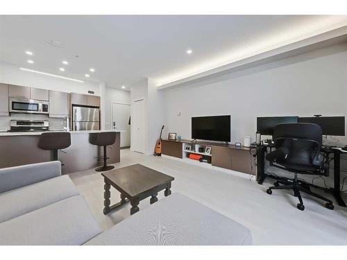 312-4303 1 Street Ne, Calgary, AB - Indoor Photo Showing Living Room