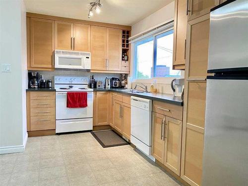 719 Seymour Avenue Sw, Calgary, AB - Indoor Photo Showing Kitchen