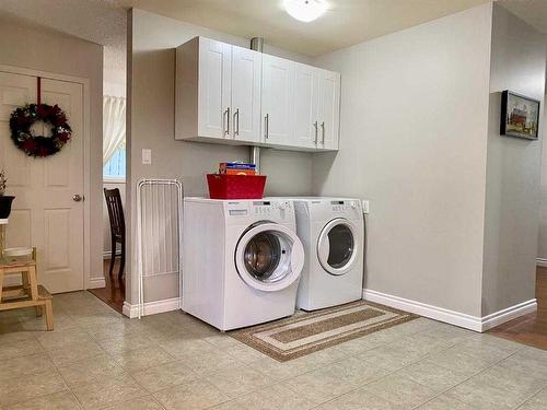 719 Seymour Avenue Sw, Calgary, AB - Indoor Photo Showing Bedroom