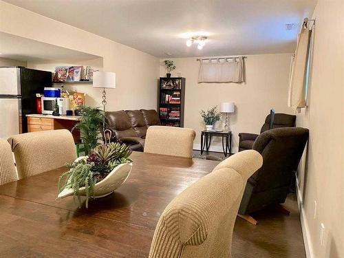 719 Seymour Avenue Sw, Calgary, AB - Indoor Photo Showing Living Room