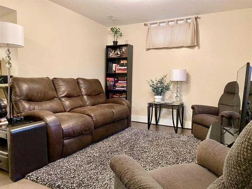 719 Seymour Avenue Sw, Calgary, AB - Indoor Photo Showing Living Room