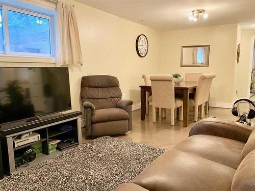 719 Seymour Avenue Sw, Calgary, AB - Indoor Photo Showing Living Room