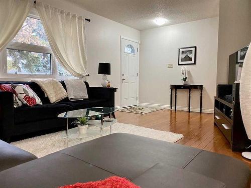 719 Seymour Avenue Sw, Calgary, AB - Indoor Photo Showing Living Room