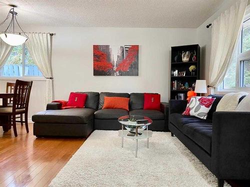 719 Seymour Avenue Sw, Calgary, AB - Indoor Photo Showing Living Room