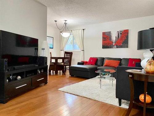 719 Seymour Avenue Sw, Calgary, AB - Indoor Photo Showing Living Room