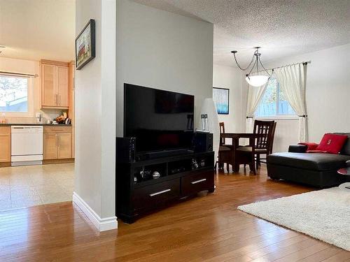 719 Seymour Avenue Sw, Calgary, AB - Indoor Photo Showing Living Room