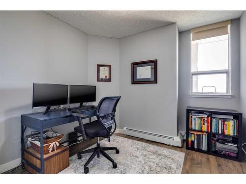 905-1053 10 Street Sw, Calgary, AB - Indoor Photo Showing Office